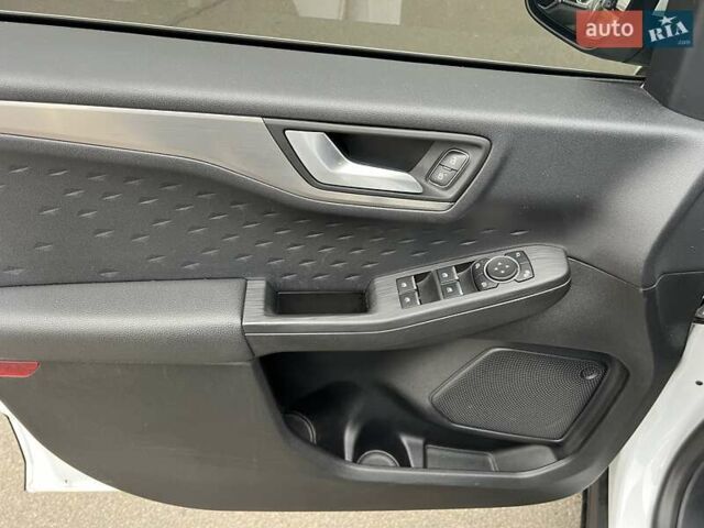 Белый Форд Куга, объемом двигателя 2 л и пробегом 91 тыс. км за 23800 $, фото 17 на Automoto.ua