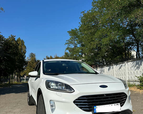 Білий Форд Куга, об'ємом двигуна 1.5 л та пробігом 144 тис. км за 21900 $, фото 6 на Automoto.ua