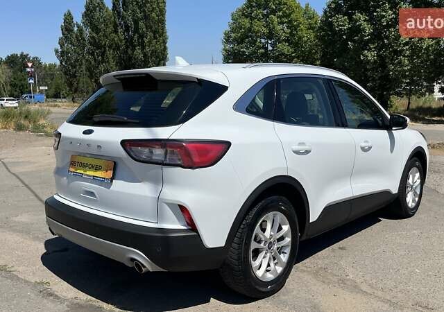 Белый Форд Куга, объемом двигателя 1.5 л и пробегом 86 тыс. км за 22500 $, фото 6 на Automoto.ua
