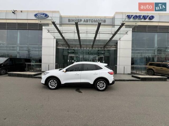 Белый Форд Куга, объемом двигателя 2 л и пробегом 91 тыс. км за 23800 $, фото 3 на Automoto.ua