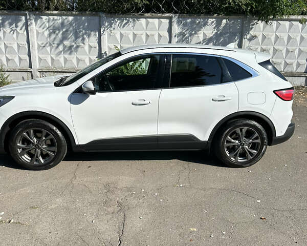Білий Форд Куга, об'ємом двигуна 1.5 л та пробігом 144 тис. км за 21900 $, фото 20 на Automoto.ua