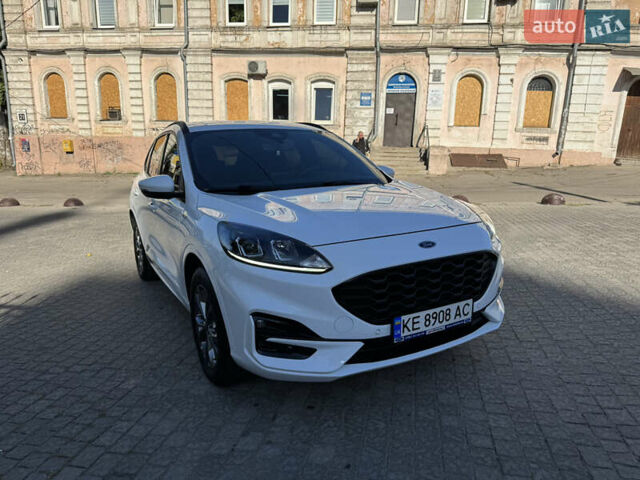 Белый Форд Куга, объемом двигателя 1.5 л и пробегом 53 тыс. км за 24999 $, фото 3 на Automoto.ua