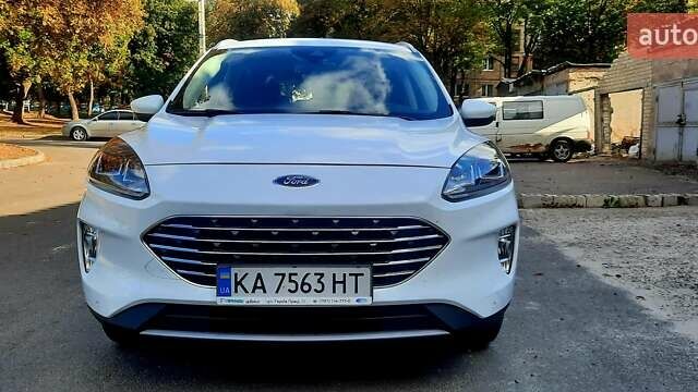 Белый Форд Куга, объемом двигателя 1.5 л и пробегом 59 тыс. км за 22500 $, фото 3 на Automoto.ua