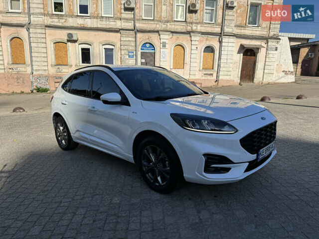 Белый Форд Куга, объемом двигателя 1.5 л и пробегом 53 тыс. км за 24999 $, фото 4 на Automoto.ua