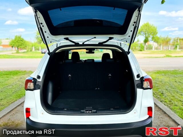 Белый Форд Куга, объемом двигателя 2 л и пробегом 37 тыс. км за 23500 $, фото 12 на Automoto.ua