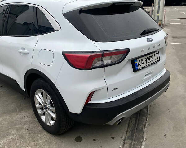 Белый Форд Куга, объемом двигателя 1.5 л и пробегом 54 тыс. км за 24600 $, фото 4 на Automoto.ua