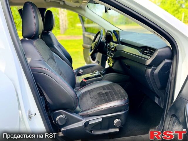 Белый Форд Куга, объемом двигателя 2 л и пробегом 37 тыс. км за 23500 $, фото 9 на Automoto.ua