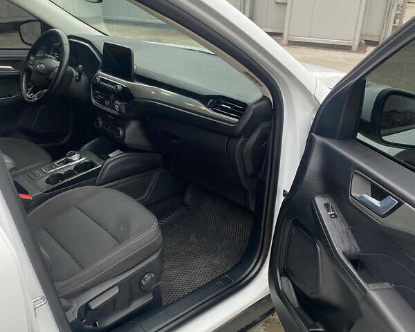 Белый Форд Куга, объемом двигателя 1.5 л и пробегом 54 тыс. км за 24600 $, фото 12 на Automoto.ua