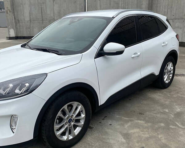 Белый Форд Куга, объемом двигателя 1.5 л и пробегом 54 тыс. км за 24600 $, фото 2 на Automoto.ua