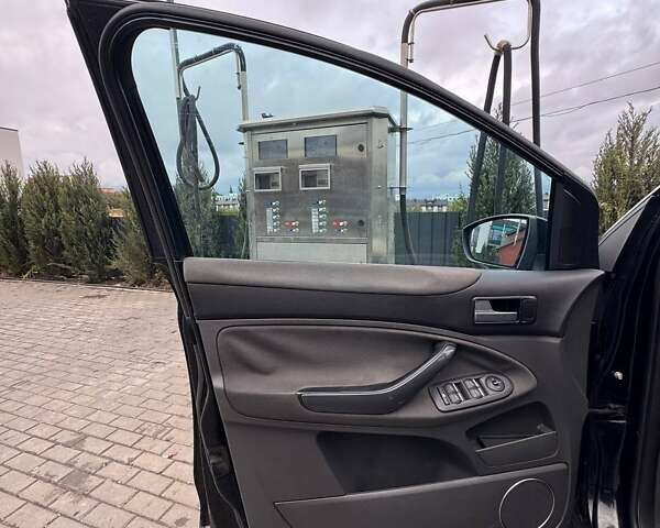 Черный Форд Куга, объемом двигателя 2 л и пробегом 406 тыс. км за 9900 $, фото 16 на Automoto.ua