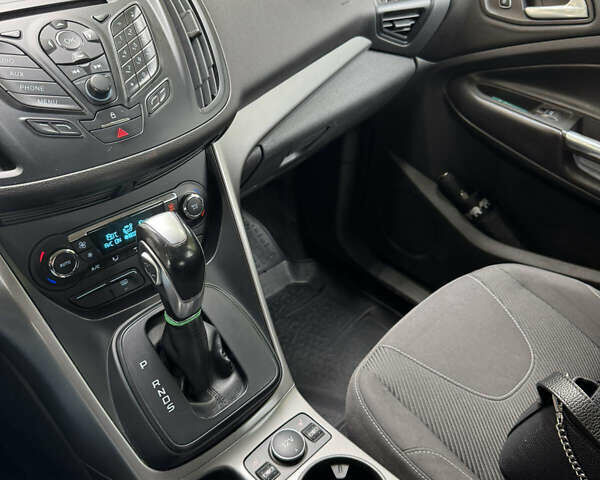 Черный Форд Куга, объемом двигателя 2 л и пробегом 226 тыс. км за 12500 $, фото 4 на Automoto.ua