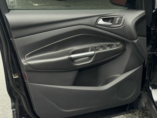 Черный Форд Куга, объемом двигателя 2 л и пробегом 155 тыс. км за 14500 $, фото 17 на Automoto.ua