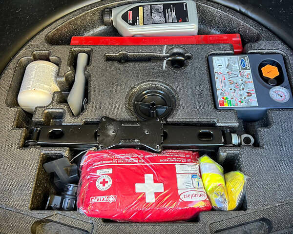 Черный Форд Куга, объемом двигателя 2 л и пробегом 217 тыс. км за 16999 $, фото 35 на Automoto.ua