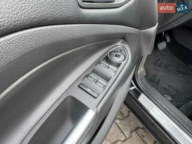 Черный Форд Куга, объемом двигателя 2 л и пробегом 48 тыс. км за 21999 $, фото 7 на Automoto.ua