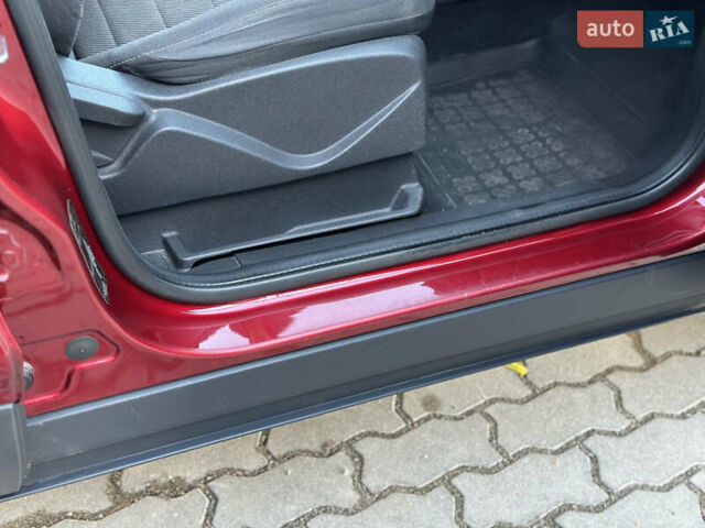 Красный Форд Куга, объемом двигателя 2 л и пробегом 169 тыс. км за 13555 $, фото 58 на Automoto.ua