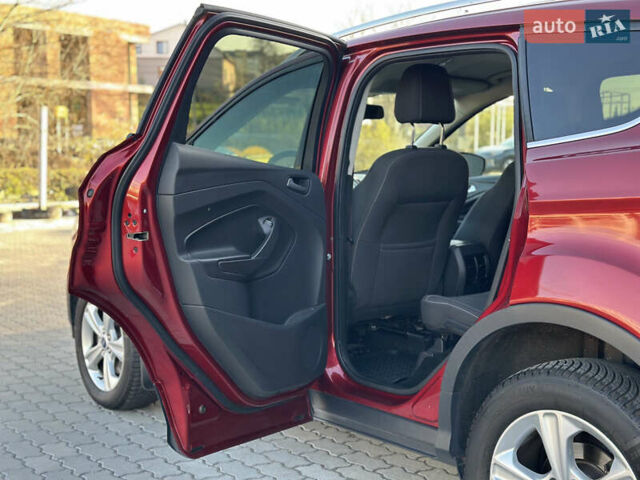 Красный Форд Куга, объемом двигателя 2 л и пробегом 169 тыс. км за 13555 $, фото 73 на Automoto.ua