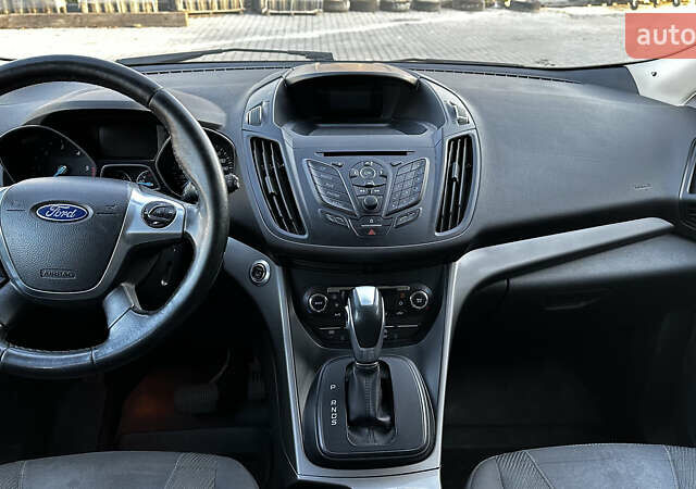 Красный Форд Куга, объемом двигателя 2 л и пробегом 169 тыс. км за 13555 $, фото 105 на Automoto.ua