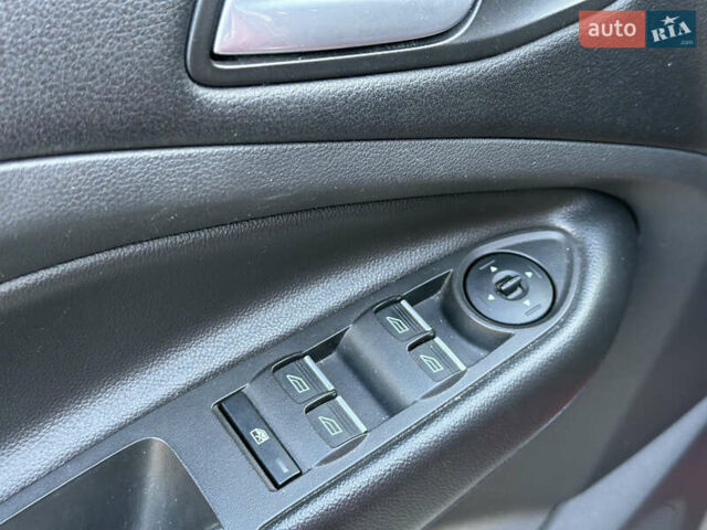 Красный Форд Куга, объемом двигателя 2 л и пробегом 169 тыс. км за 13555 $, фото 52 на Automoto.ua