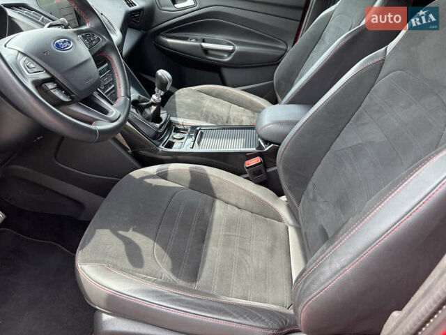 Красный Форд Куга, объемом двигателя 1.5 л и пробегом 95 тыс. км за 14300 $, фото 5 на Automoto.ua