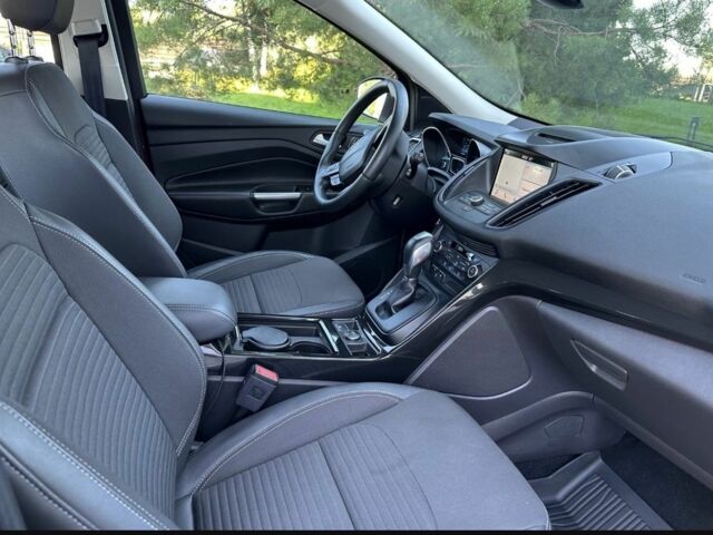 Красный Форд Куга, объемом двигателя 1.5 л и пробегом 74 тыс. км за 19000 $, фото 6 на Automoto.ua