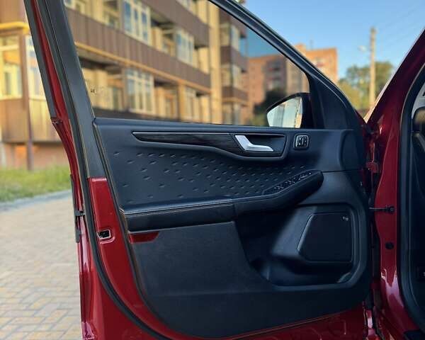 Червоний Форд Куга, об'ємом двигуна 2.49 л та пробігом 135 тис. км за 28900 $, фото 25 на Automoto.ua