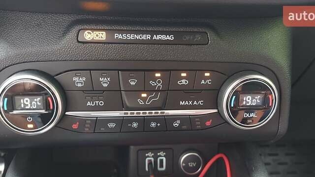 Червоний Форд Куга, об'ємом двигуна 2 л та пробігом 48 тис. км за 29555 $, фото 15 на Automoto.ua