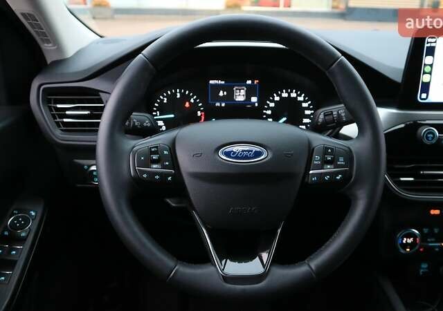 Красный Форд Куга, объемом двигателя 1.5 л и пробегом 48 тыс. км за 21190 $, фото 8 на Automoto.ua