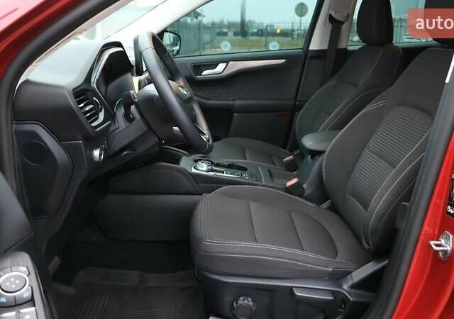 Красный Форд Куга, объемом двигателя 1.5 л и пробегом 48 тыс. км за 21190 $, фото 12 на Automoto.ua