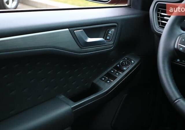 Красный Форд Куга, объемом двигателя 1.5 л и пробегом 48 тыс. км за 21190 $, фото 15 на Automoto.ua