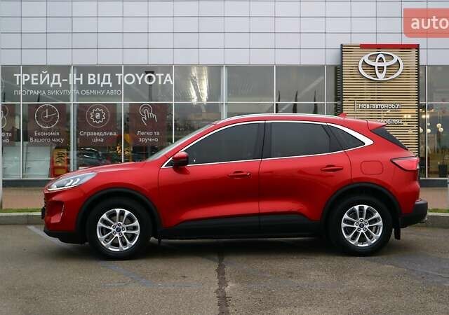 Красный Форд Куга, объемом двигателя 1.5 л и пробегом 48 тыс. км за 21190 $, фото 2 на Automoto.ua