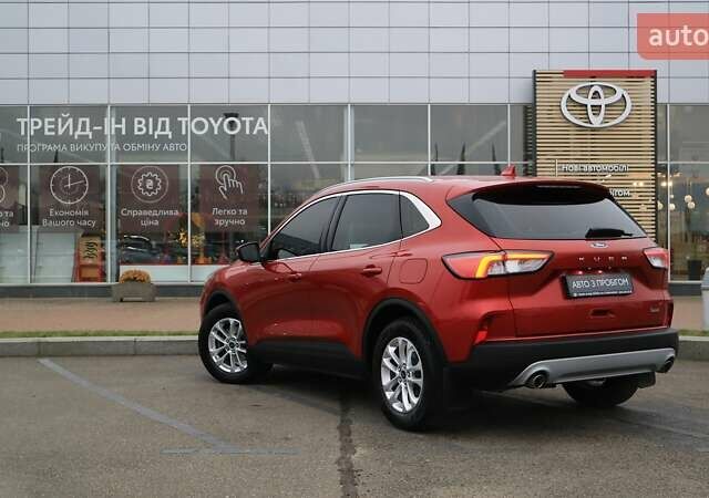 Красный Форд Куга, объемом двигателя 1.5 л и пробегом 48 тыс. км за 21190 $, фото 1 на Automoto.ua