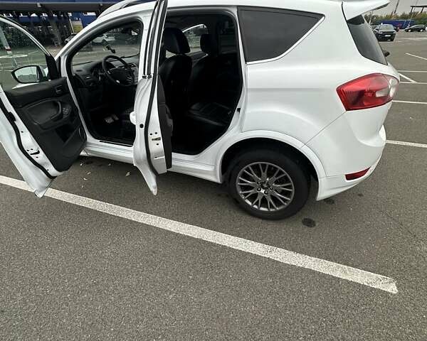 Форд Куга, объемом двигателя 2.52 л и пробегом 250 тыс. км за 11000 $, фото 5 на Automoto.ua