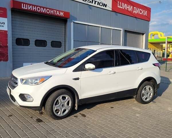 Форд Куга, объемом двигателя 1.5 л и пробегом 121 тыс. км за 11999 $, фото 1 на Automoto.ua