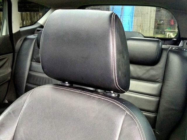 Серый Форд Куга, объемом двигателя 2 л и пробегом 401 тыс. км за 8000 $, фото 3 на Automoto.ua