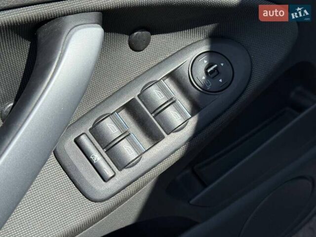 Серый Форд Куга, объемом двигателя 2.52 л и пробегом 115 тыс. км за 9900 $, фото 28 на Automoto.ua