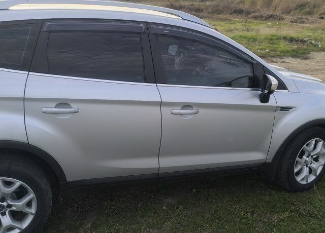 Серый Форд Куга, объемом двигателя 2.5 л и пробегом 230 тыс. км за 10300 $, фото 8 на Automoto.ua