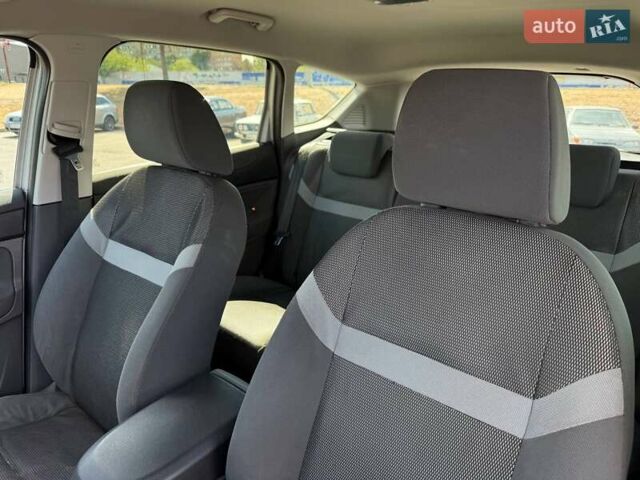 Серый Форд Куга, объемом двигателя 2.52 л и пробегом 115 тыс. км за 9900 $, фото 31 на Automoto.ua