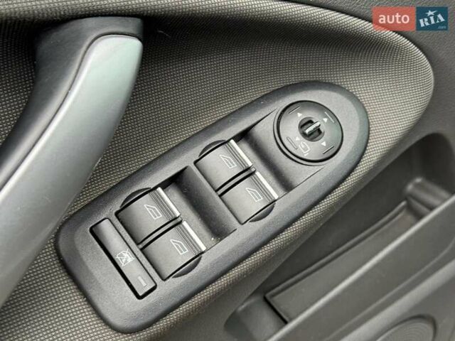 Серый Форд Куга, объемом двигателя 2.5 л и пробегом 189 тыс. км за 11490 $, фото 13 на Automoto.ua