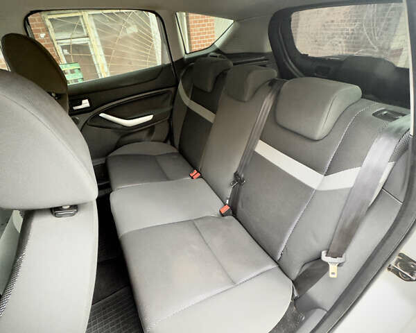 Серый Форд Куга, объемом двигателя 2.52 л и пробегом 235 тыс. км за 8600 $, фото 15 на Automoto.ua