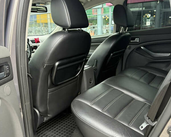 Сірий Форд Куга, об'ємом двигуна 2.52 л та пробігом 187 тис. км за 11800 $, фото 15 на Automoto.ua