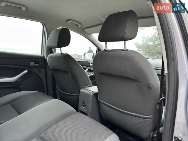 Серый Форд Куга, объемом двигателя 2 л и пробегом 235 тыс. км за 12700 $, фото 82 на Automoto.ua