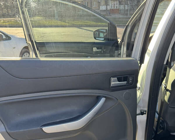 Сірий Форд Куга, об'ємом двигуна 2 л та пробігом 199 тис. км за 11000 $, фото 21 на Automoto.ua