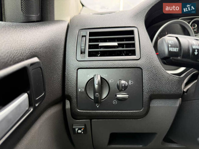 Серый Форд Куга, объемом двигателя 2.52 л и пробегом 167 тыс. км за 10999 $, фото 17 на Automoto.ua