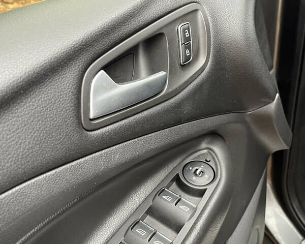 Серый Форд Куга, объемом двигателя 2 л и пробегом 209 тыс. км за 11700 $, фото 22 на Automoto.ua