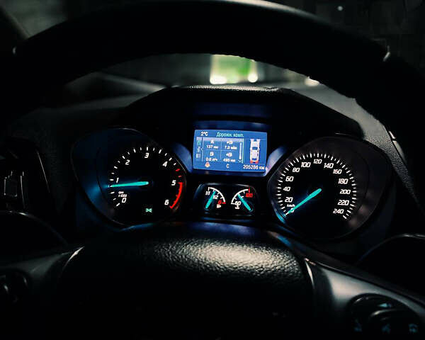 Серый Форд Куга, объемом двигателя 2 л и пробегом 205 тыс. км за 13500 $, фото 4 на Automoto.ua