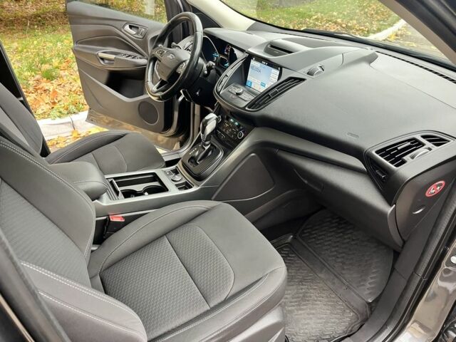 Серый Форд Куга, объемом двигателя 2 л и пробегом 144 тыс. км за 17700 $, фото 10 на Automoto.ua