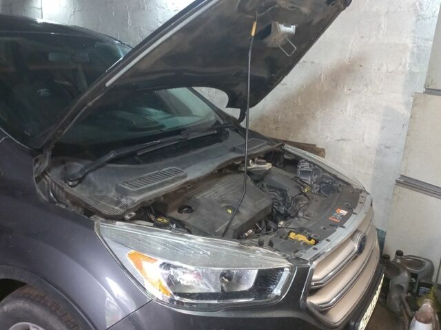 Серый Форд Куга, объемом двигателя 2 л и пробегом 175 тыс. км за 15999 $, фото 1 на Automoto.ua