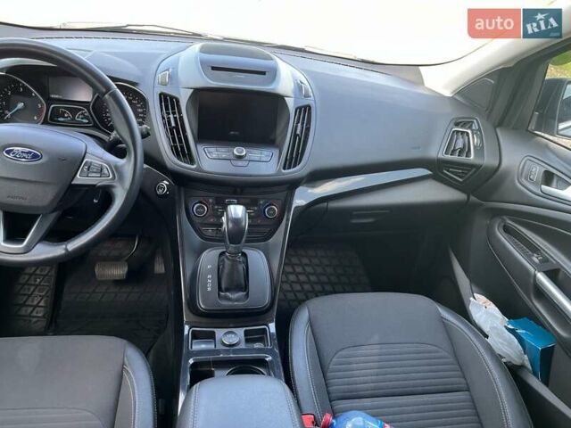 Серый Форд Куга, объемом двигателя 1.5 л и пробегом 95 тыс. км за 15500 $, фото 23 на Automoto.ua