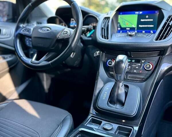 Серый Форд Куга, объемом двигателя 2 л и пробегом 138 тыс. км за 16700 $, фото 3 на Automoto.ua