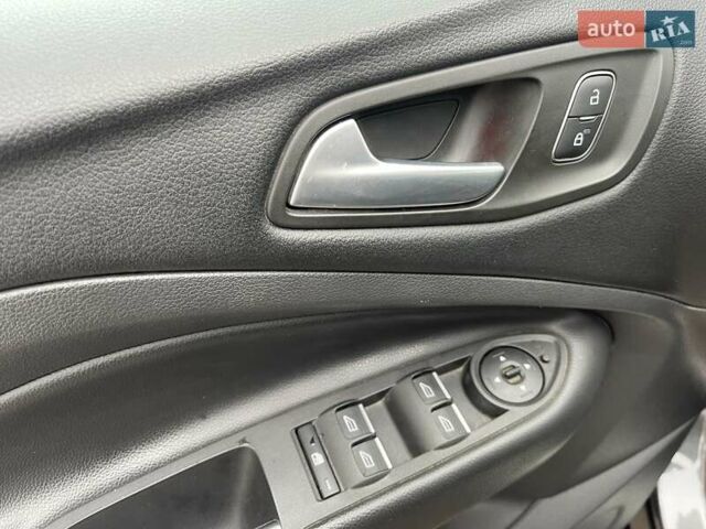 Серый Форд Куга, объемом двигателя 1.5 л и пробегом 88 тыс. км за 17900 $, фото 21 на Automoto.ua